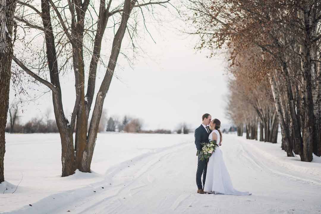 Winter wedding couple in the snow